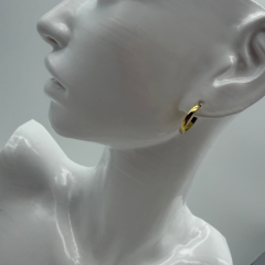 Gold Köşeli Halka Küpe – Modern & Minimal Şık Tasarım