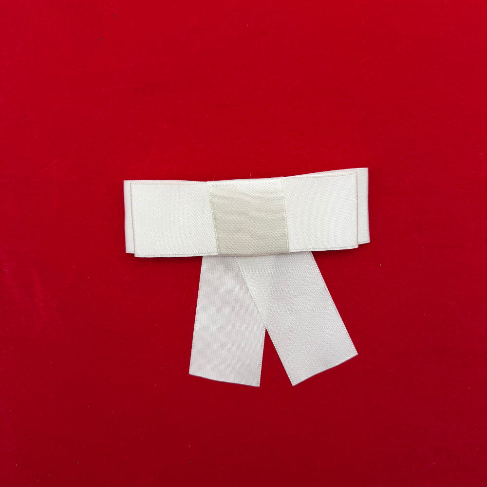 Beyaz Saten Fiyonk Toka – Zarif Saç Aksesuarı