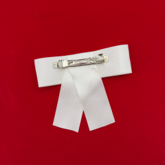 Beyaz Saten Fiyonk Toka – Zarif Saç Aksesuarı