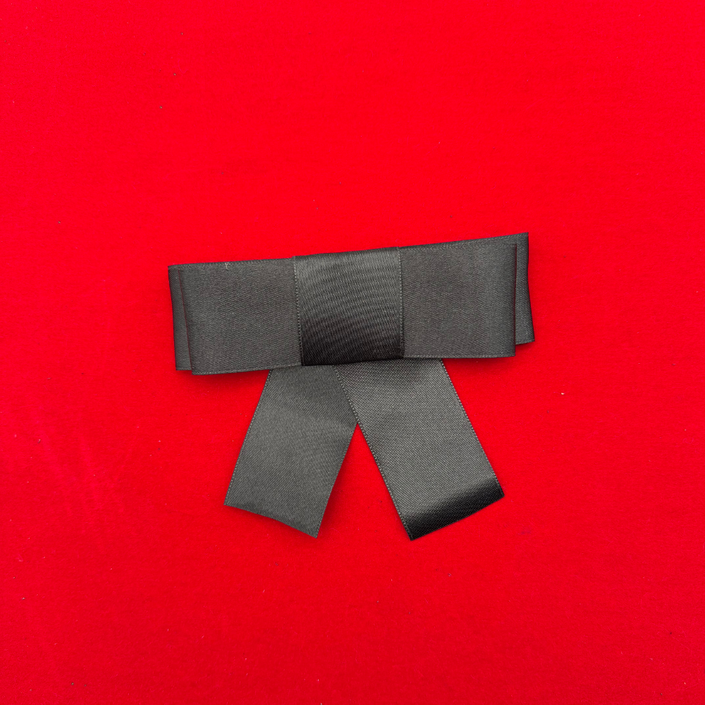 Siyah Saten Fiyonk Toka – Zarif & Şık Saç Aksesuarı