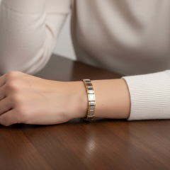 Zarif İki Renkli Şıklık – Kadın Metal Bileklik - İçi Gold Dışı Gümüş Renk