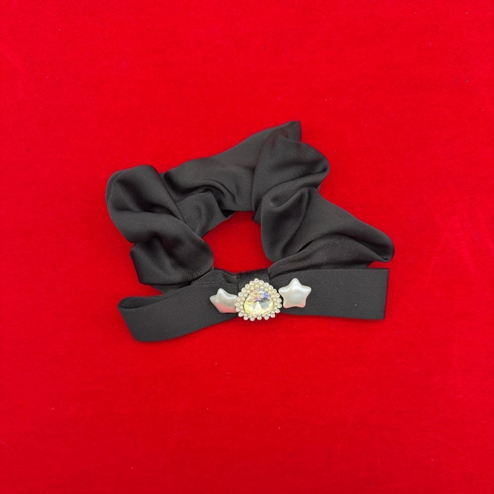 Siyah Taş ve İnci Detaylı Fiyonk Scrunchie – Şık & Modern Saç Lastiği