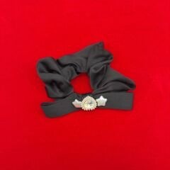 Siyah Taş ve İnci Detaylı Fiyonk Scrunchie – Şık & Modern Saç Lastiği