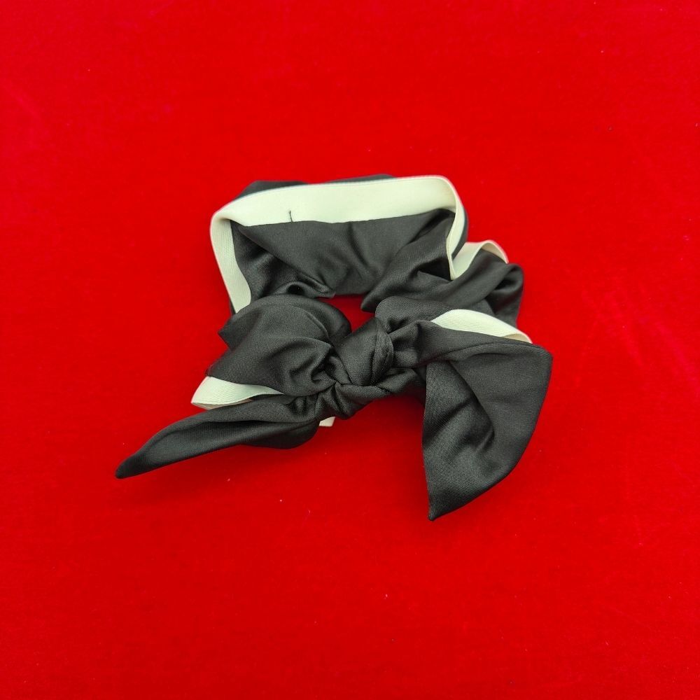 Siyah Krem Kenarlı Fiyonk Detaylı Saten Scrunchie