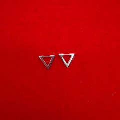 Üçgen Formlu Gümüş Çelik Küpe