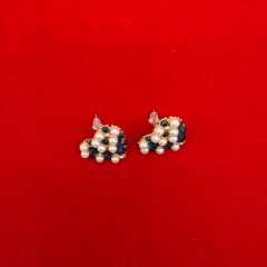 İnci ve Siyah Taş Detaylı Kalp Form Küpe