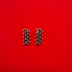 Siyah Baget Taş Detaylı Gold Minimal Bijüteri Küpe