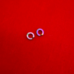 Erkek Çocuk İçin Renkli Sıkıştırma Deliksiz Küpe