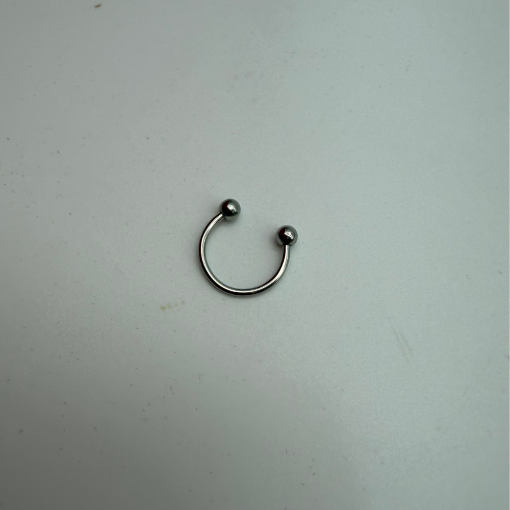 Silver Top Detaylı Minimal Piercing