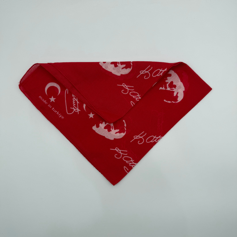 Atatürk Silüetli ve İmzalı Kırmızı Bandana – %100 Pamuk, 52x52 cm