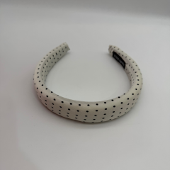 Siyah Puantiyeli Kırık Beyaz Kalın Taç