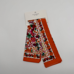 Çiçek ve Çilek Desenli Turuncu Kenarlı 50x50 Kare Fular