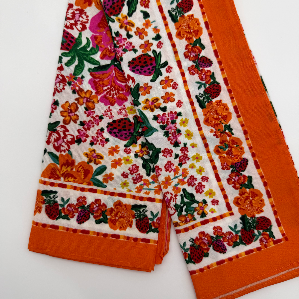 Çiçek ve Çilek Desenli Turuncu Kenarlı 50x50 Kare Fular