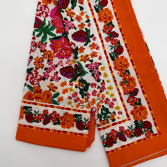 Çiçek ve Çilek Desenli Turuncu Kenarlı 50x50 Kare Fular
