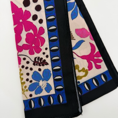 Canlı Pembe Mavi Çiçek Desenli İpeksi Fular (50x50 cm)