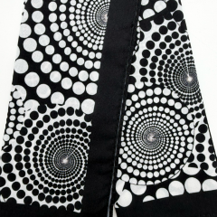 Siyah Beyaz Optik Spiral Desenli İpek Etkili Fular (50x50 cm)