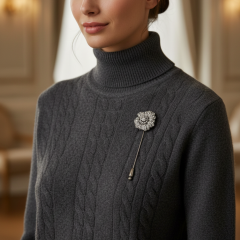 Gümüş Çiçek Formda Yaka İğne Broşu – Zarif ve Şık Aksesuar