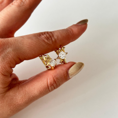 Gold Yıldız ve Taş Detaylı Çelik Küpe