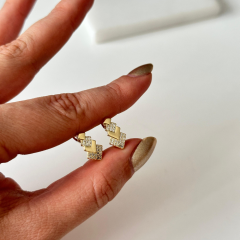 Gold Taş Detaylı Geometrik Formda Çelik Küpe