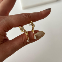 Gold Sallantılı Taş Detaylı Zarif Şık Çelik Küpe