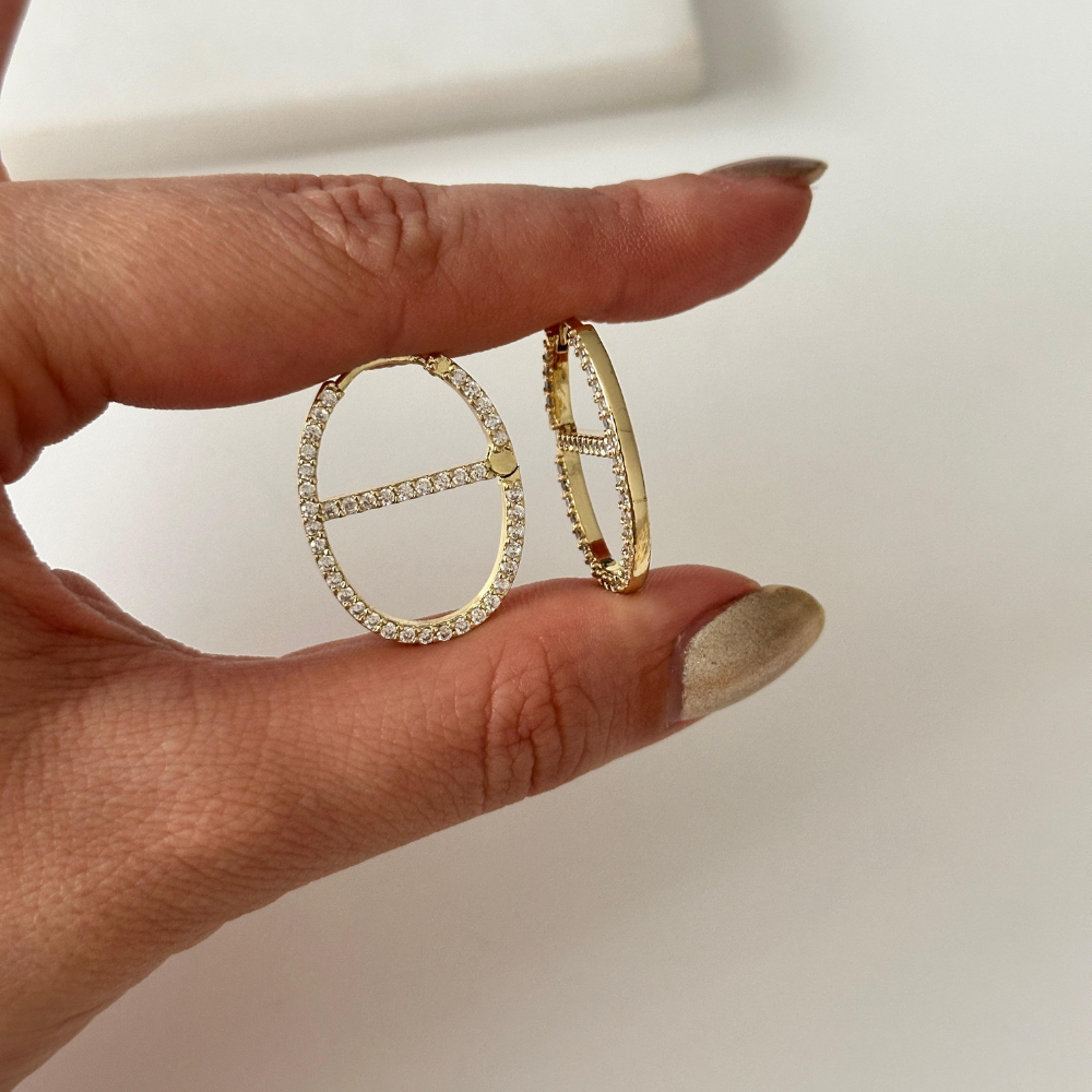 Gold Oval Formda Taş Detaylı Zarif Şık Çelik Küpe