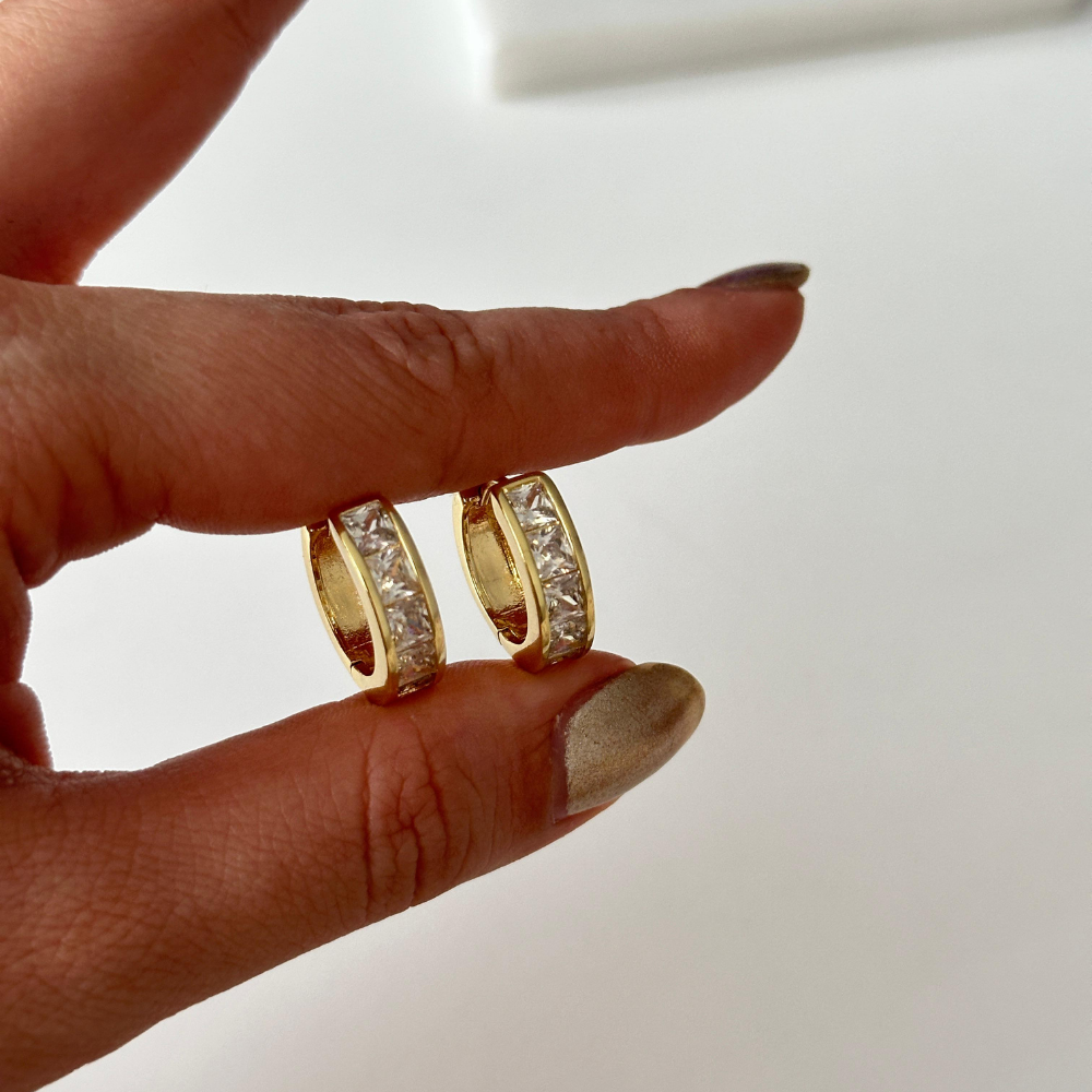 Gold Halka Formda Taş Detaylı Çelik Küpe