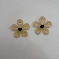 Krem Tonlu Mermer Dokulu Çiçek Formlu Küpe