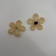 Krem Tonlu Mermer Dokulu Çiçek Formlu Küpe