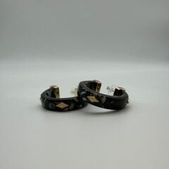 Siyah Mermer Dokulu Altın Detaylı Halka Küpe