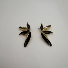 Siyah Mine Detaylı Gold Küpe