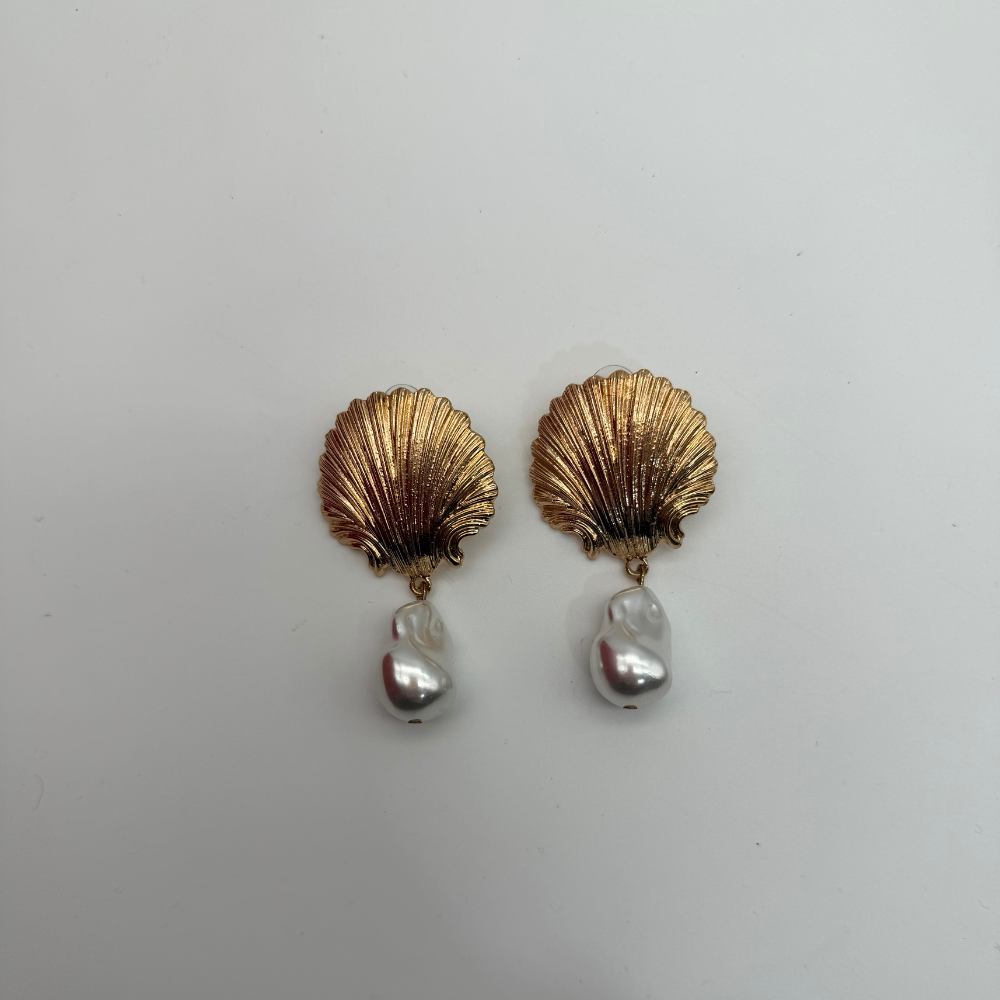 Gold Deniz Kabuğu Detaylı İnci Form Sallantılı Küpe