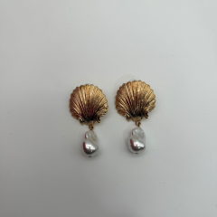 Gold Deniz Kabuğu Detaylı İnci Form Sallantılı Küpe
