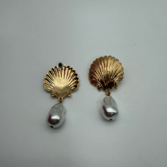 Gold Deniz Kabuğu Detaylı İnci Form Sallantılı Küpe