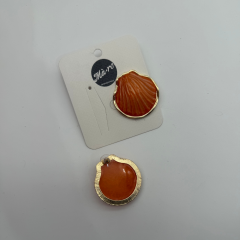 Turuncu Deniz Kabuğu Formlu Gold Çerçeveli Küpe