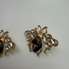 Siyah Taş Gövdeli Kristal Kanatlı Arı Figürlü Küpe