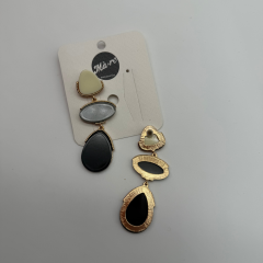 Çok Katmanlı Organik Form Gold Çerçeveli Küpe