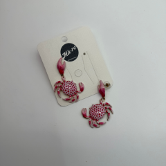 Pembe Yengeç Figürlü Gold Detaylı Küpe