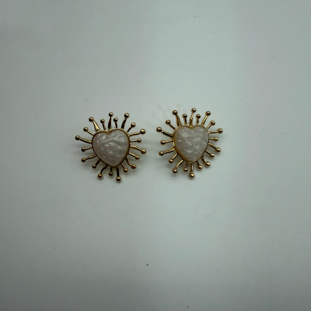 Kalp Formlu İnci Dokulu Güneş Figürlü Gold Küpe