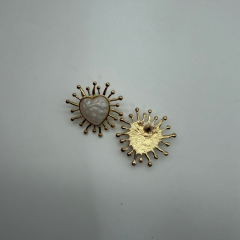 Kalp Formlu İnci Dokulu Güneş Figürlü Gold Küpe