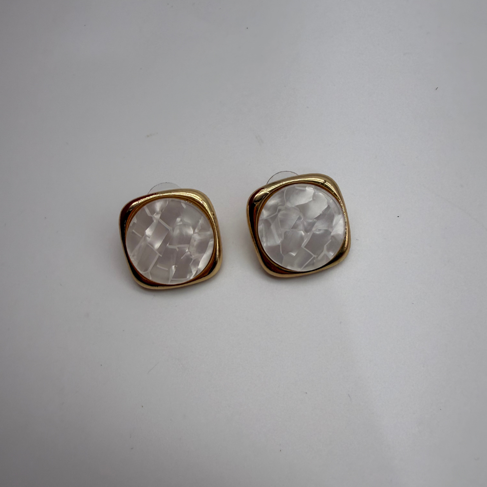 Sedef Dokulu Kare Form Gold Çerçeveli Küpe