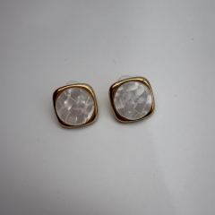 Sedef Dokulu Kare Form Gold Çerçeveli Küpe