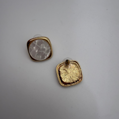 Sedef Dokulu Kare Form Gold Çerçeveli Küpe