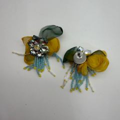 Kristal Taş Detaylı Çiçek Form Boncuklu Küpe