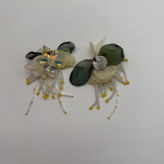 Kristal Taşlı Çiçek Form Boncuk Detaylı Küpe