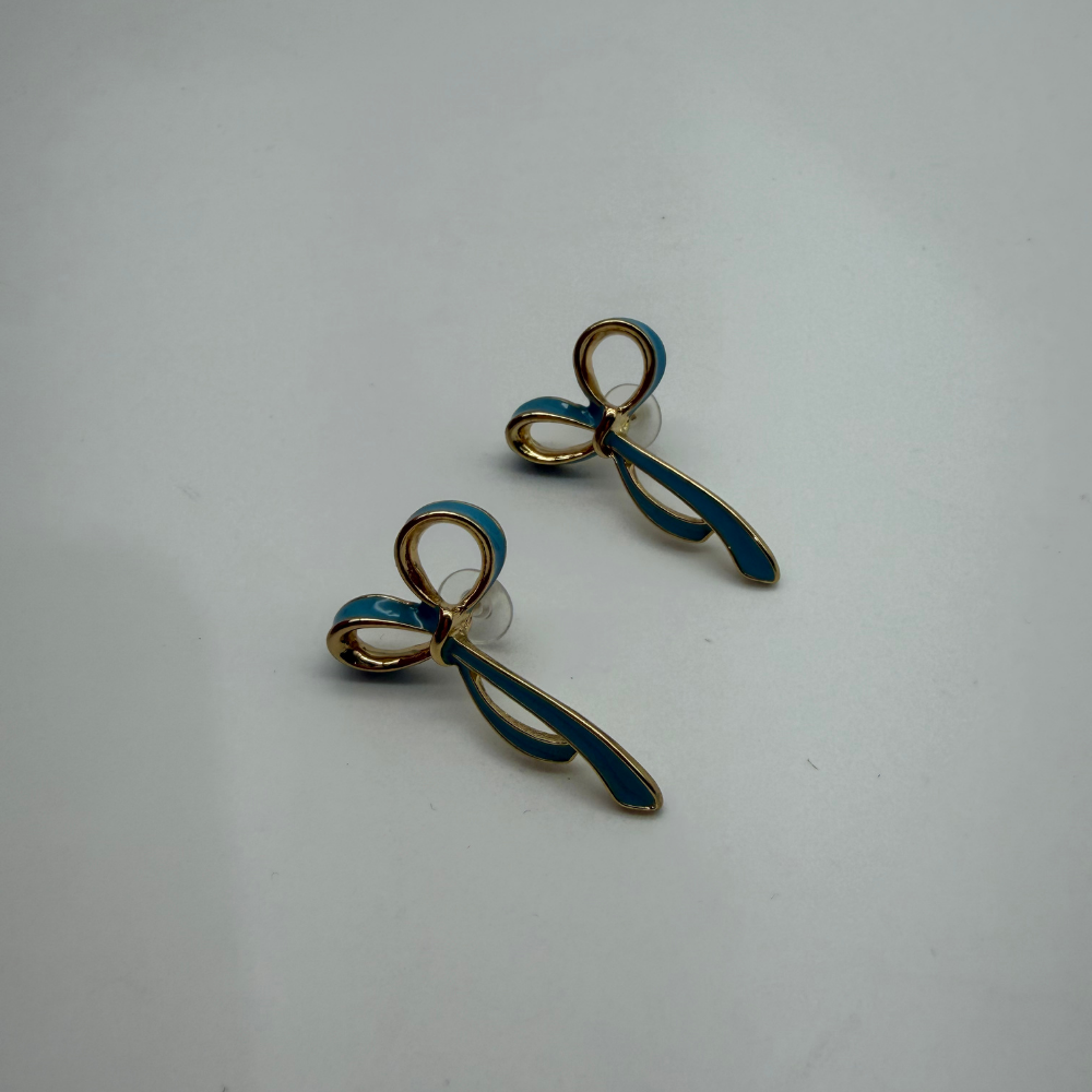 Mavi Kenar Detaylı Fiyonk Form Gold Küpe