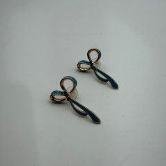 Mavi Kenar Detaylı Fiyonk Form Gold Küpe