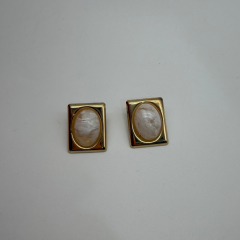 Sedef Taş Detaylı Dikdörtgen Gold Küpe