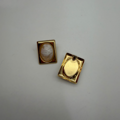 Sedef Taş Detaylı Dikdörtgen Gold Küpe