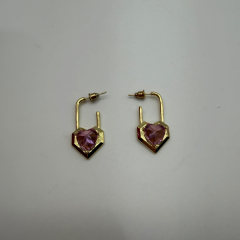 Pembe Kalp Taş Detaylı Geometrik Gold Küpe