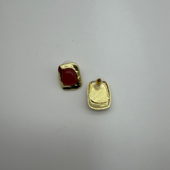 Kırmızı Taş Detaylı Dokulu Gold Küpe